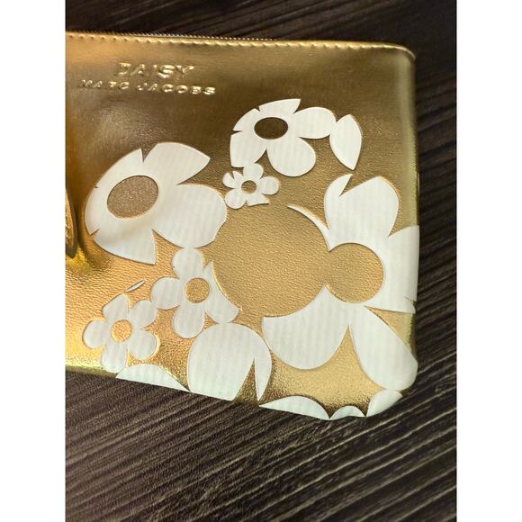 Marc Jacobs Daisy Gold Perfume Cosmetic Bag with Daisy Charm - Picture 7 of 7